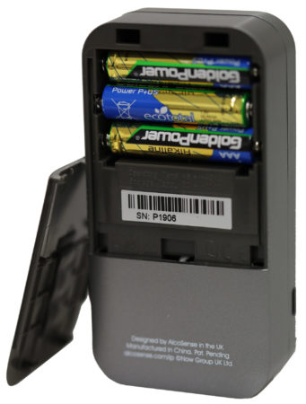 AlcoSense Pro drivs med tre AAA-batterier.