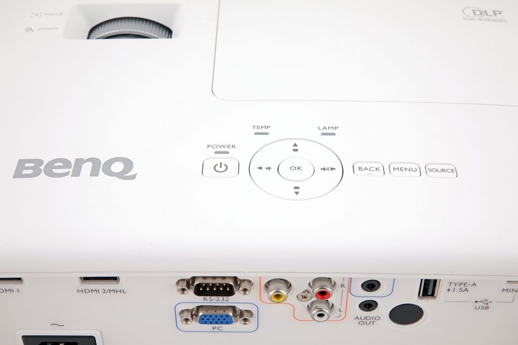 Det går fint att styra många inställningar direkt med knapparna på ovansidan av BenQ W1090.