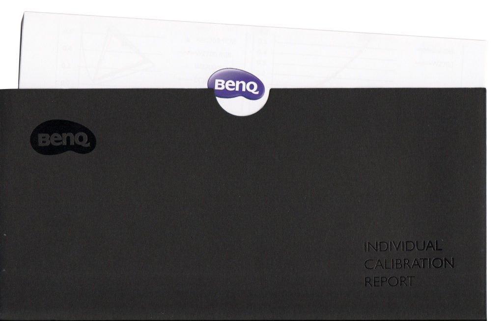 BenQ har fabrikskalibrerat W2700 och skickar med ett kalibreringsprotokoll i ett exklusivt kuvert.