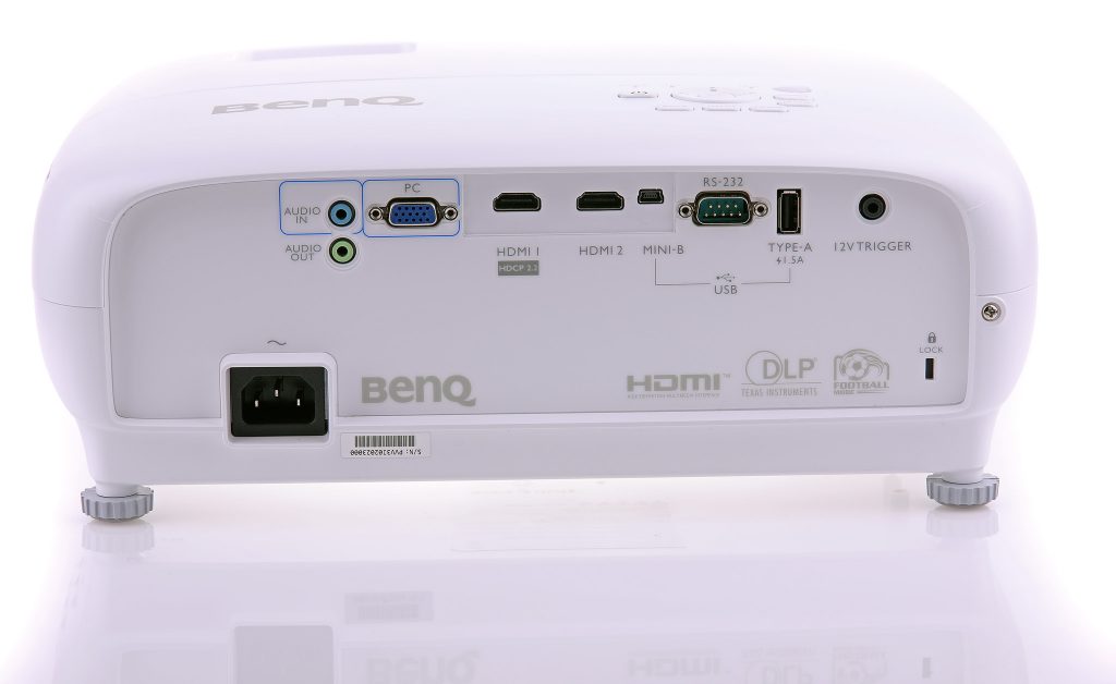 Benq W1700 och TK800 har samma anslutningar på baksidan, vga och dubbla hdmi där endast den ena klarar 4K/UHD-upplöst material.