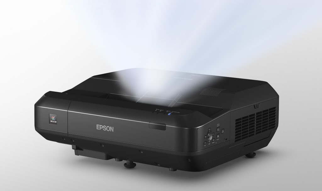 Epson LS100 levererar bilden vidvinkligt med hjälp av laserbaserat ljus.
