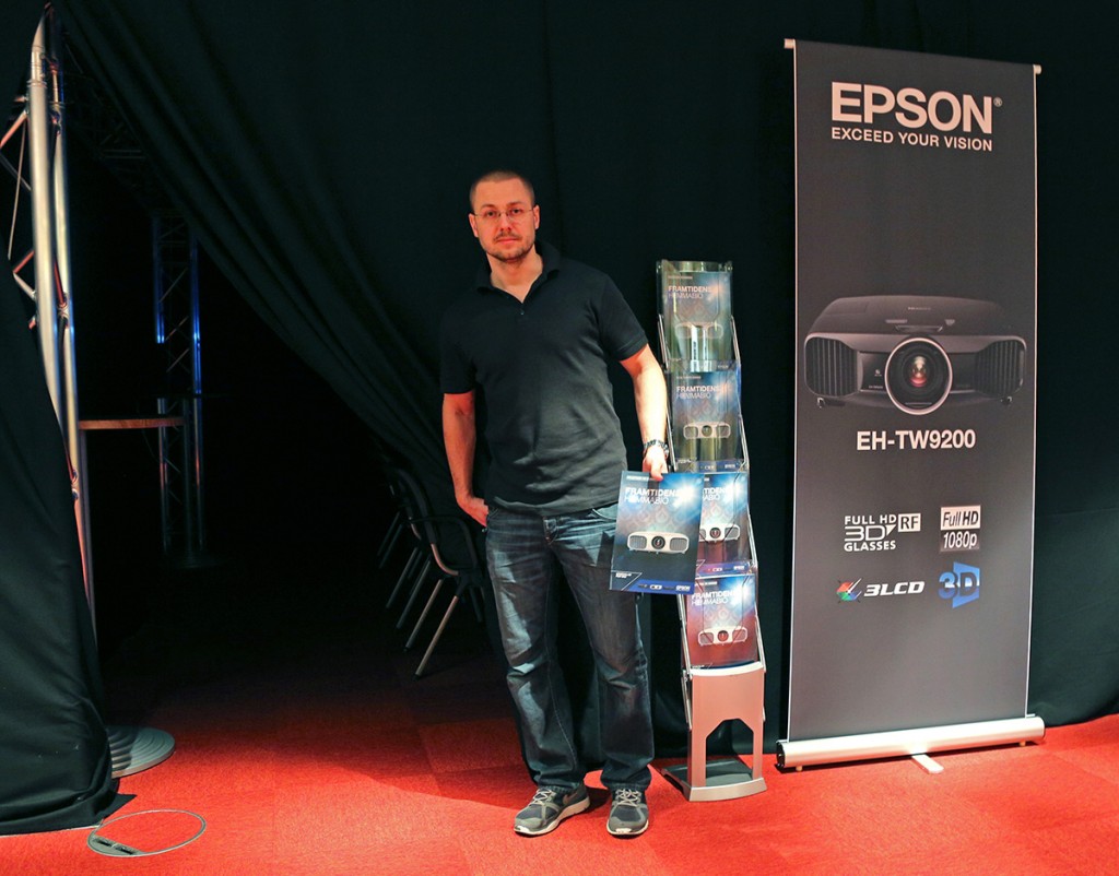 Peter Bloch på Epson visar in till det mörklagda biorummet där Epsons senaste toppmodell TW9200 skjuter mot en vit Grandviewduk i 2.35:1 format. Imponerande.