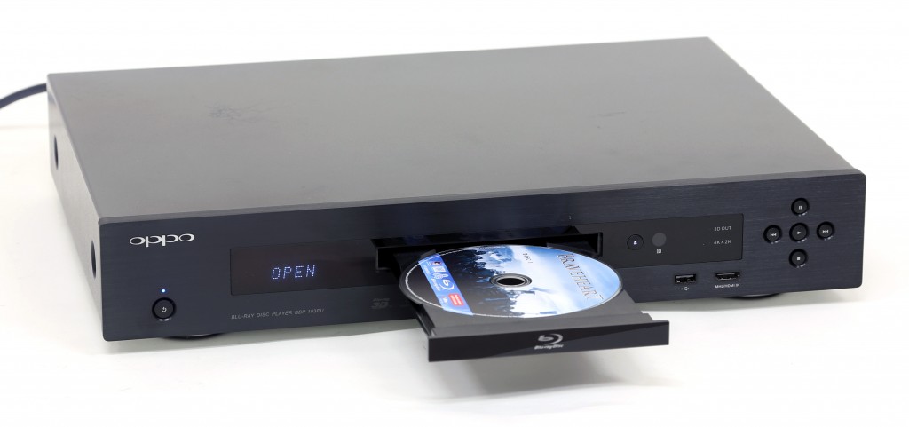 BDP-103EU är Oppos smarta Blu-ray-spelare som både kan agera mediespelare och ta emot strömmande medier via DLNA. Den har dessutom ett eget utbud med onlineinnehåll.