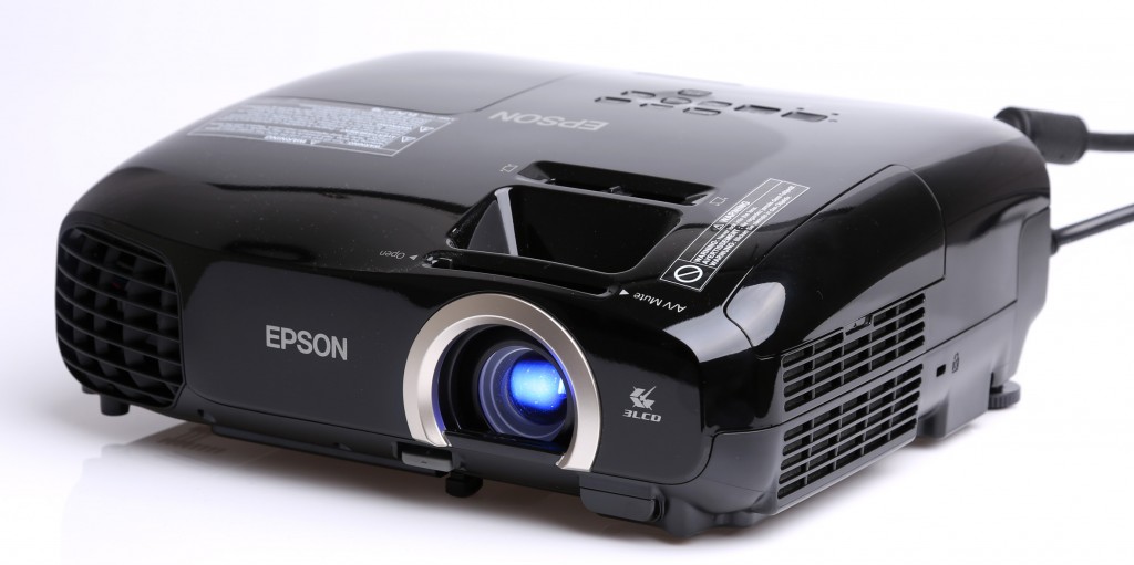 Epson EH-TW5200 är en utmärkt vardagsrumsprojektor för spel, tv och strömmande media.