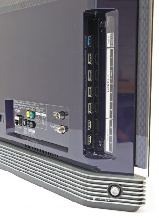 Fyra hdmi, tre usb och antenningångar för marksänt, kabel och satellit. Dessutom finns en Ethernet-anslutning jämte wifi, komponent samt optisk, digital och analog ljudutgång.