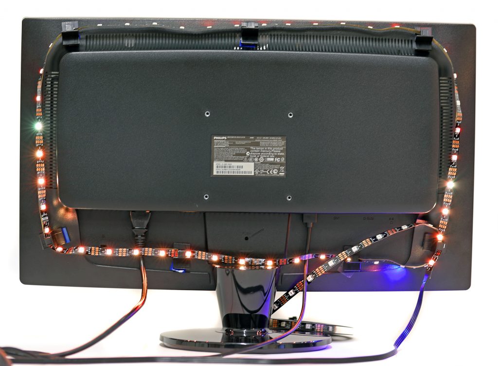 LED-slingan monteras på baksidan av en tv med hjälp av självhäftande hållare för slingan.