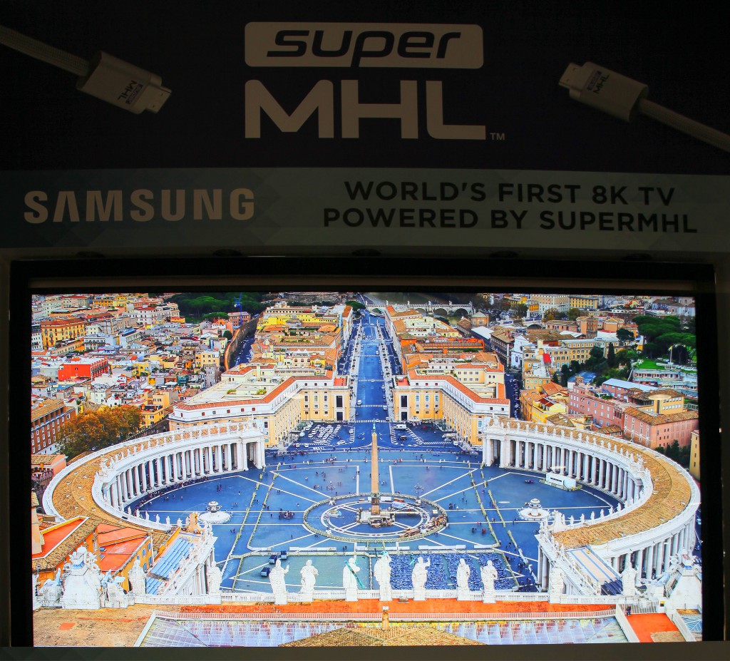 MHL visar världens första superMHL-matade 8K-tv.