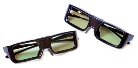 Panasonics 3D-glasögon är aktiva, väger 34 gram och använder Bluetooth 3.0 för att kommunicera med teven. När du sätter på 3D-glasögonen visas anslutnings och batteristatus längst ner till höger på teven. 3D-glasen drivs med ett knappcellsbatteri (CR2025) och klarar upp till 75 timmars kontinuerlig användning. Två par följer med från början.