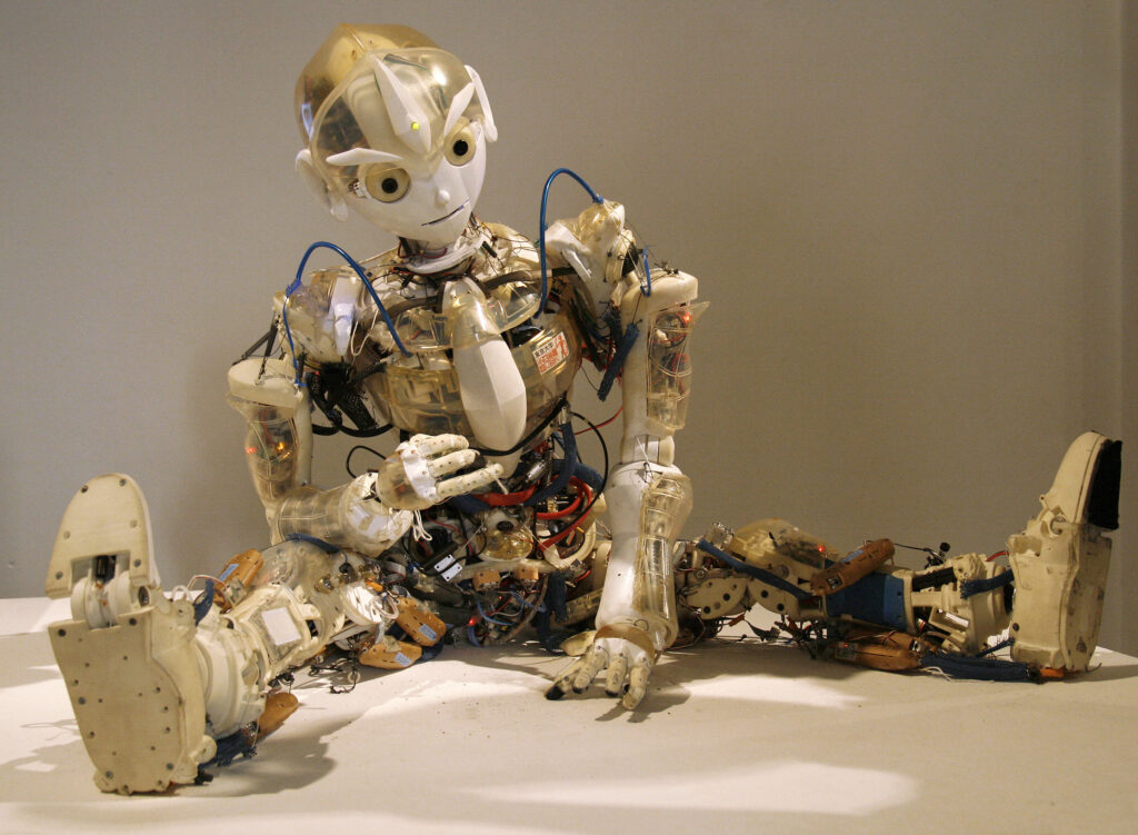 Kotaro, en humanoidrobot skapad på University of Tokyo, uppvisad på University of Arts and Industrial Design Linz under Ars Electronica Festival 2008. Bildkälla: Manfred Werner – Tsui, Wikimedia