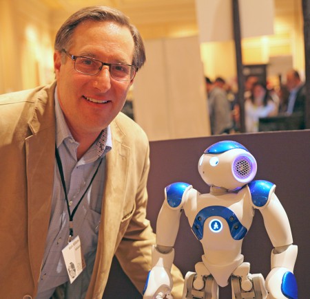 Mark Williams, vd på RxRobots med företagets Medi-robot.