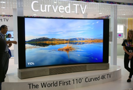 Världens största, böjda 4K-tv är på 110 tum och kommer från TCL.
