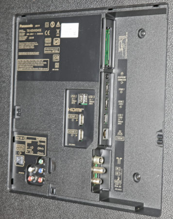 Panasonic TX-65HX940 döljer sina fyra HDMI och övriga anslutningar bakom en lucka på tv:ns baksida.