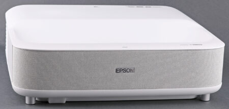 Epson LS300:s framsida, som egentligen är vänd bort från duken, innehåller ett par rejäla stereohögtalare på 2 x 20 watt.