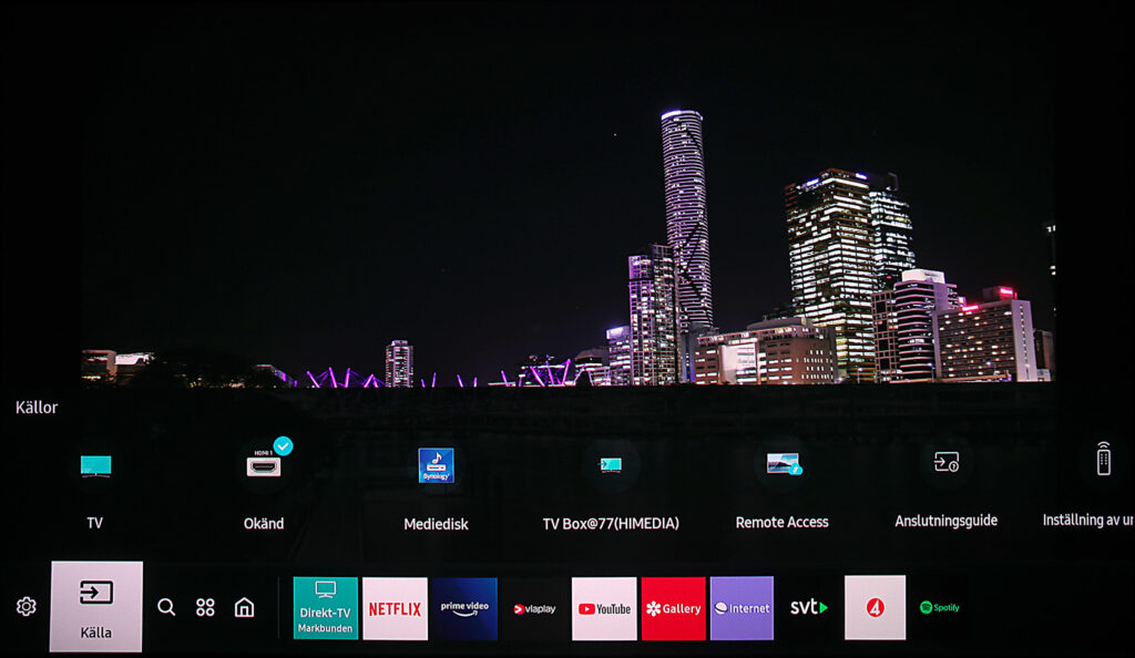 Samsung har ett både smart och diskret menysystem där all typ av underhållning och appar visas i nederkanten. Ett annat lika smart som praktiskt system klarar både att identifiera och visa olika typer av källor som är anslutna på olika sätt. ”Mediedisk” är en UPnP-nätdisk och TV Box en DLNA-mediespelare i nätverket, men båda hanteras som direktanslutna Blu-ray-spelare.
