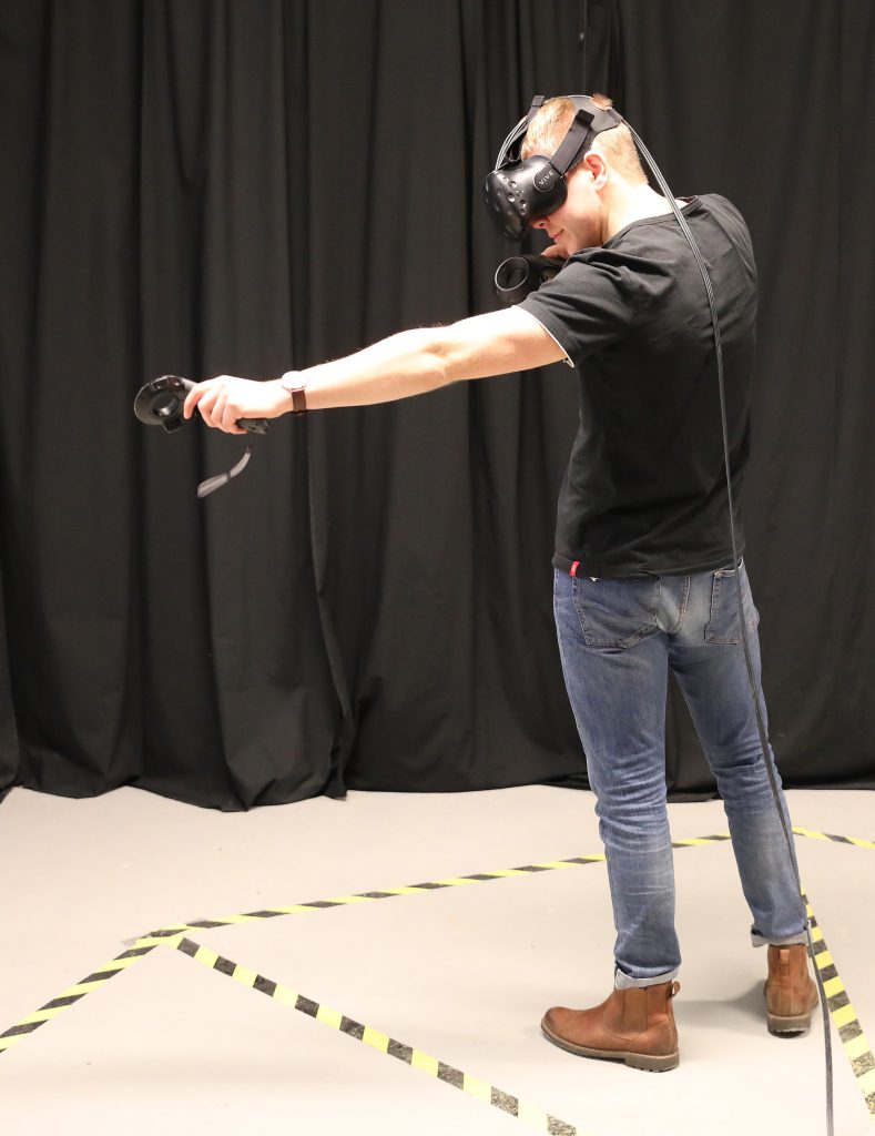 Hampus Hammarbäck som tidigare hållit på med bågskytte IRL, tyckte det var sjukt bra i VR och erkände att han faktiskt blev trött i armen efter att ha skjutit ett hundratal VR-monster. 