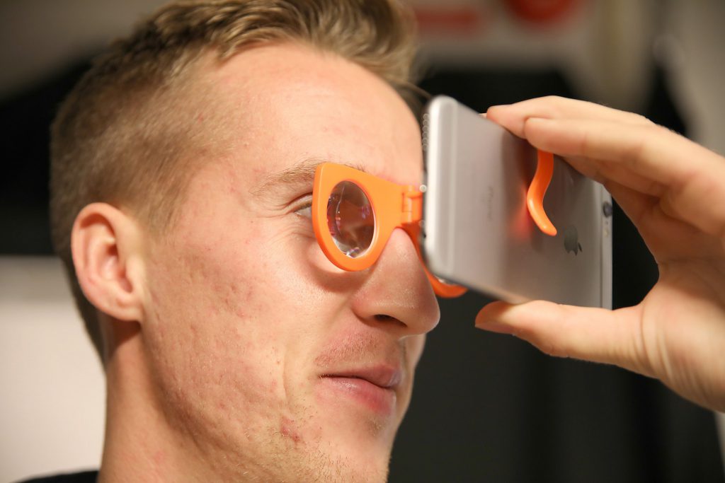 – Testa gärna de enkla och billiga lösningarna, men för att uppleva vad VR verkligen är krävs det betydligt bättre doningar än enkla närbildsglas till en mobiltelefon, säger Joel Ahlby på Videum VR.