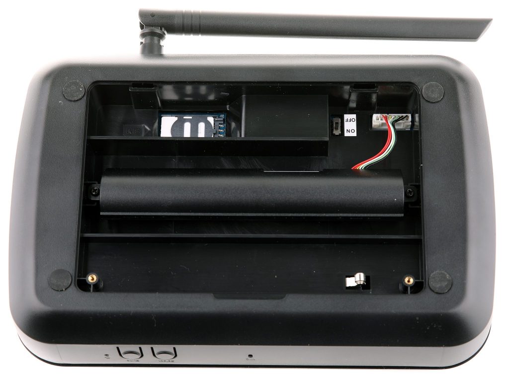 Under ett lock på baksidan sitter batteri och 3G-modul med SIM-kortplats. Tidiga användare rapporterar om att batteriet kan bli varmt av underhållsladdningen och en del har valt att köra med öppen lucka eller att flytta ut batteriet utanför. 