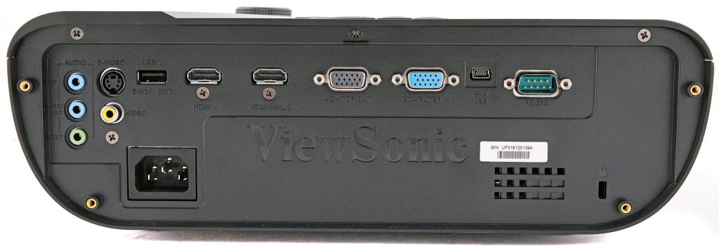 ViewSonic 7827 HD gör det möjligt att ansluta det mesta – analogt eller digitalt. Den hanterar även ljud internt och externt.