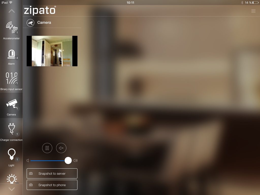 Med appen My Zipato kan du styra och övervaka ditt smarta hem varifrån som helst. Här är det Zipatiles inbyggda kamera som visas i realtid på en iPad, men appen finns även till Android.