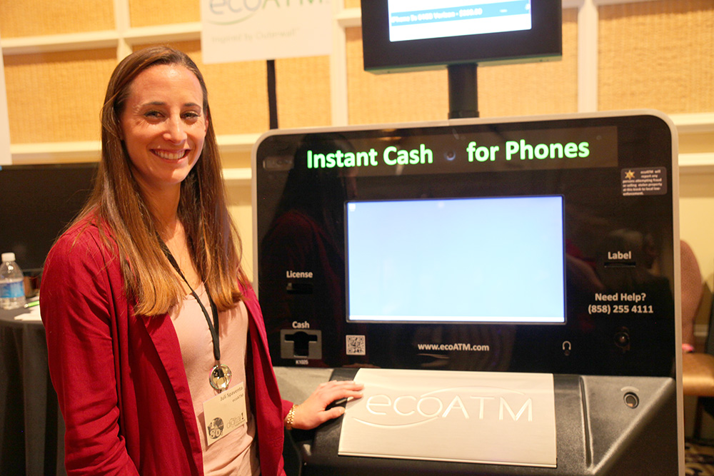Juli Spaventa visar EcoATM:s returautomat för återköp av begagnade mobiltelefoner. 