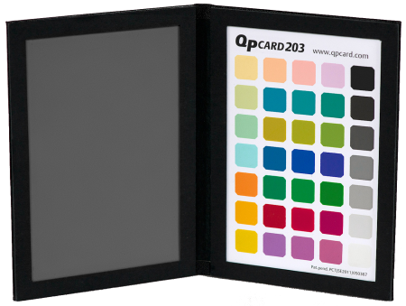 QPcard203 är en smart färgkarta med gråkort i hårda pärmar. Färgkartan innehåller fyra grupper med färger: primärer, sekundärer, pasteller och grånivåer.
