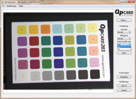 QPCalibration är ett kalibreringsprogram som läser in fotografiet, letar efter bilden på QPcard, analyserar färgerna och skapar en kamerakalibreringsprofil för de rådande ljusförhållandena.