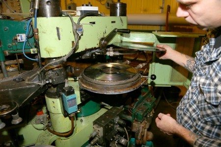 Det här är själva skivpressen där det smälta vinylgranulatet pressas mellan två matriser under högt tryck och blir till en vinylskiva.
