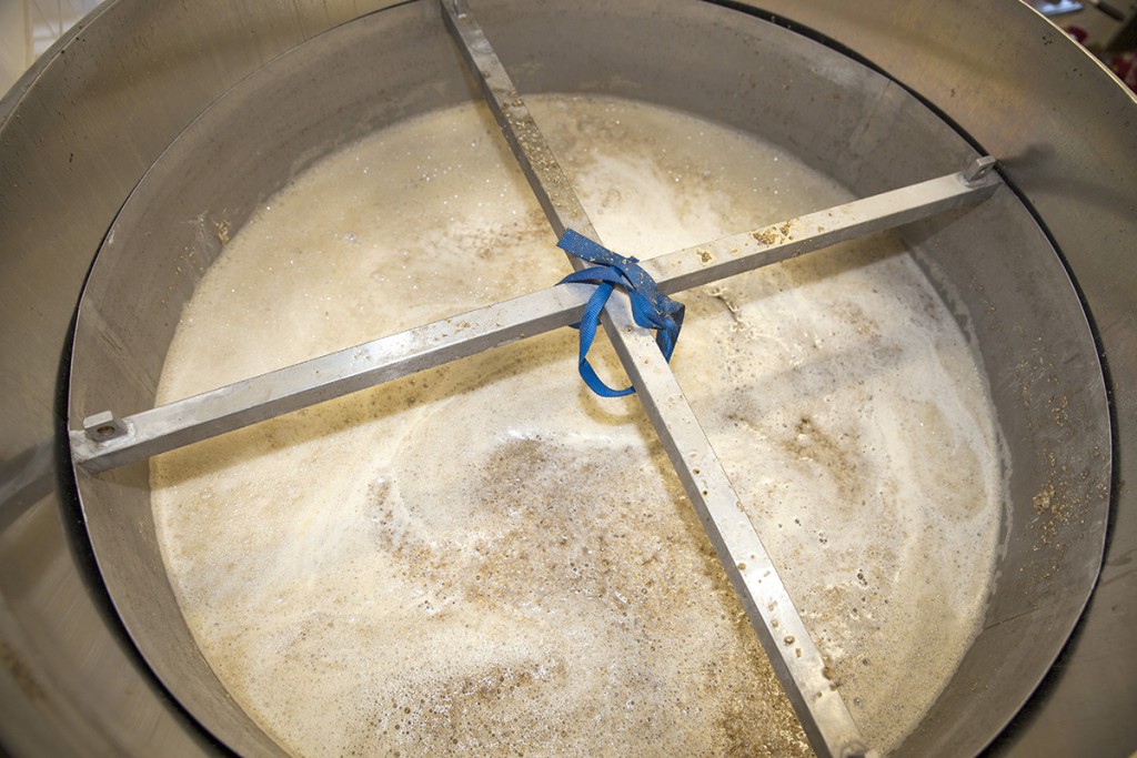 Mäsken kommer sedan få stå orörd i en timme för att konvertera stärkelsen i kornet till jäsbara sockerarter.
