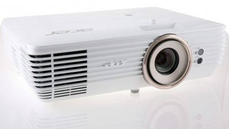 Acer V7850 är en UHD-projektor som klarar att visa UHD-material i riktigt stort format.