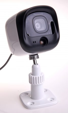 Panasonics övervakningskamera (799 kr) innehåller även sensorer för rörelse och temperatur, och kan även kommunicera på två håll. Inomhuskameran kan till och med spela vaggvisor vilket gör att du även kan använda den som en baby monitor! 