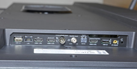 Tre HDMI med flera anslutningar sitter lätt åtkomliga på höger sida av TCL 65C815.