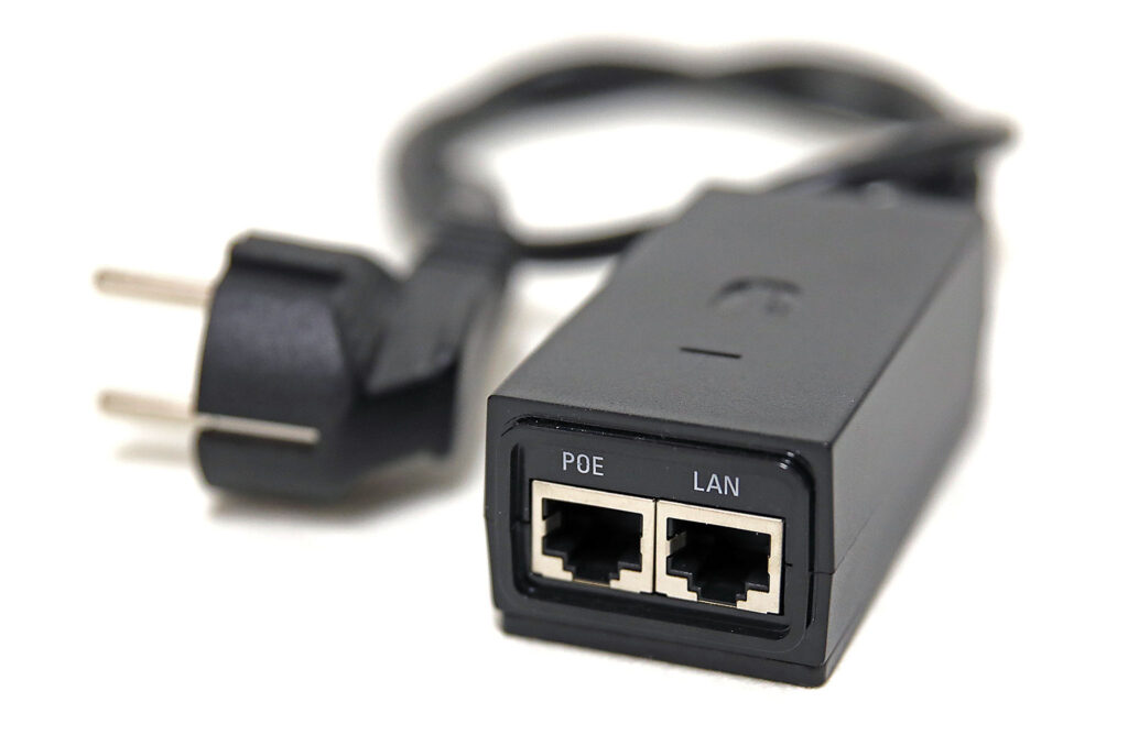 Unifis AP-enheter strömförsörjs via nätverkskabeln. Om inte routern eller en nätverksväxel klarar att leverera Power over Ethernet kan man använda en sån här injektor med en inkommande och en utgående nätverksanslutning för att strömförsörja enheter med PoE.