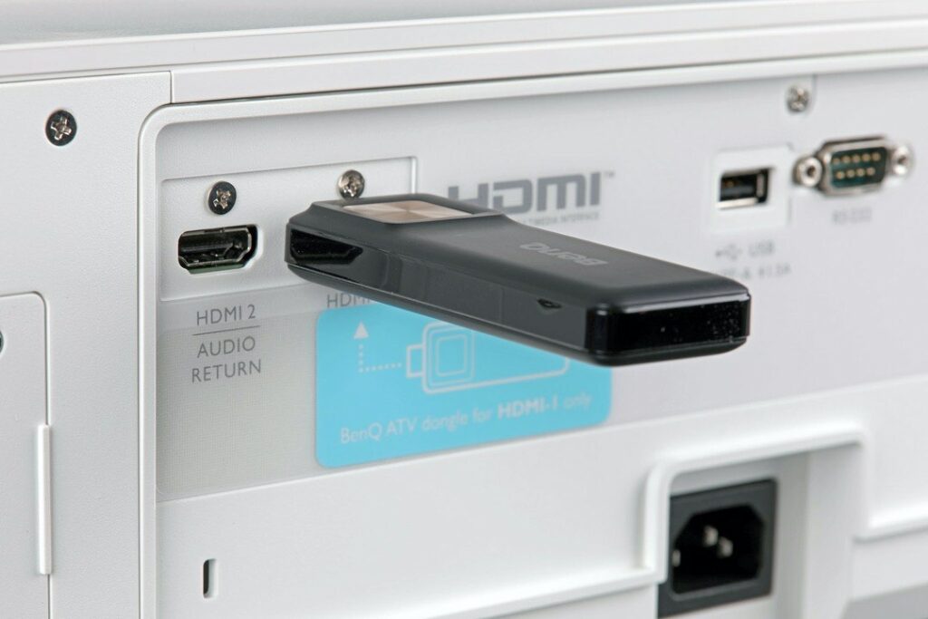 Benq QS01 ansluts i hdmi-ingång 1 och strömförsörjs via USB. Ja, det går utmärkt att använda någon av projektorns USB-anslutningar för att strömförsörja dongeln. 